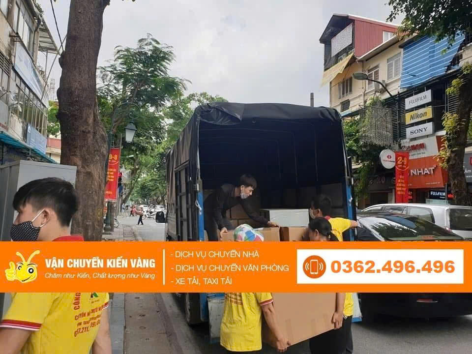 A moving company representative in a clean office in Hanoi, explaining a detailed service contract to a customer, with a transparent quote displayed on a tablet, emphasizing clarity and trust.